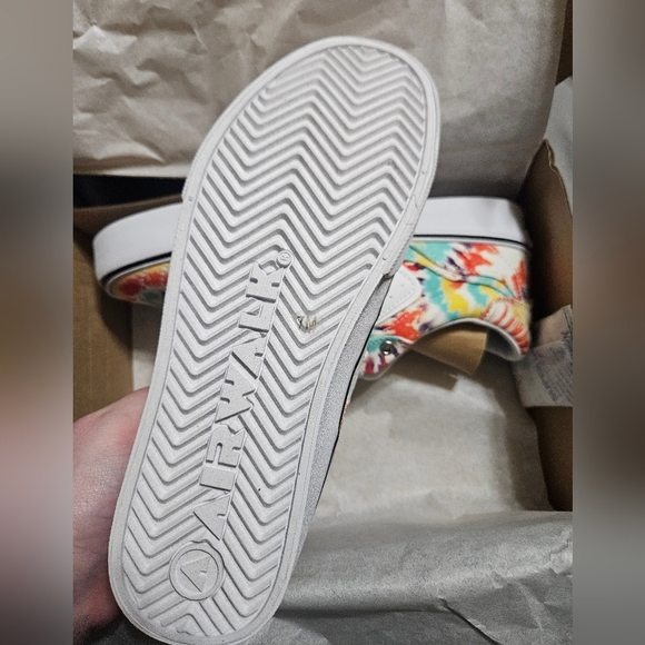 New In Box Airwalk Tie Dye Womens Sneakers! - Picture 2 of 3
